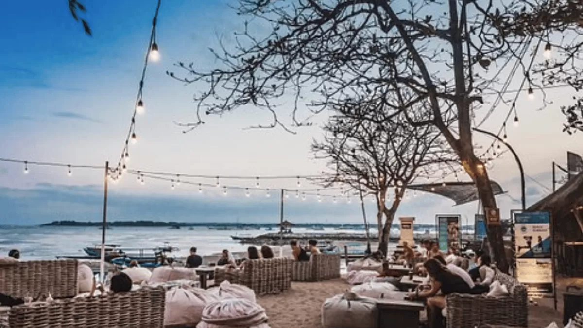 Cemara Cafe: Santai di Pinggir Pantai dengan Kopi yang Bikin Ngopi Jadi Ritual