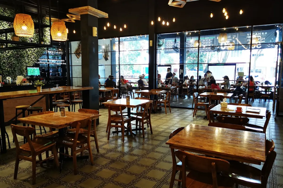 Cemara Cafe: Santai di Jalan Semadar dengan Kopi yang Menggoda